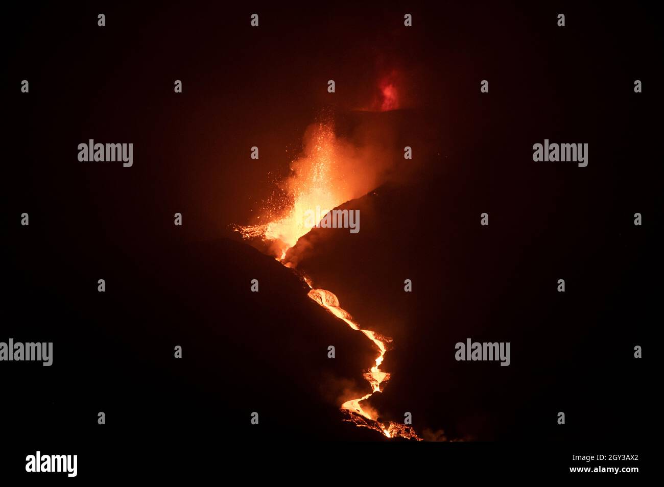 Tazacorte, Spagna. 06 ottobre 2021. Il vulcano di Cumbre Vieja nell'isola delle Canarie di la Palma continua a eruttare la lava dopo più di due settimane. Le ceneri del vulcano sono aumentate nelle ultime ore, coprendo diverse località sull'isola. Credit: Marcos del Maio/Alamy Live News Foto Stock