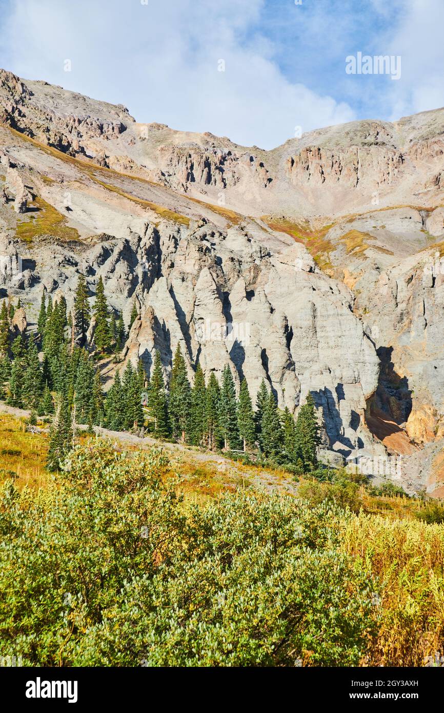 Vette montane grigie verticali per campo alla base Foto Stock