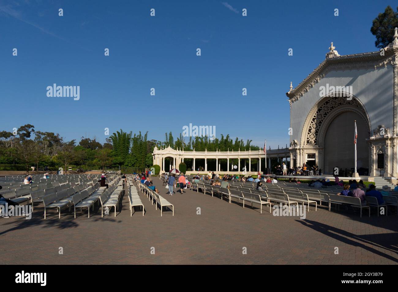 San Diego, USA - 5 agosto 2021: L'anfiteatro Starlight Bowl con alcuni spettatori e posti a sedere sulle panchine in una bella giornata di sole Foto Stock
