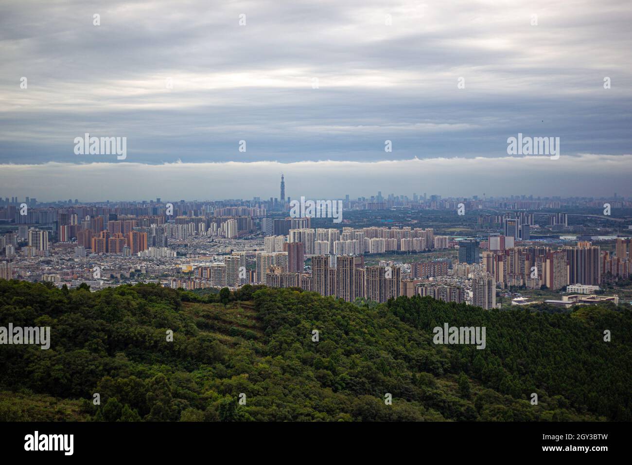 06 Ott 2021 Chengdu, China City Skyline da Longquan Mountain Peak. Foto Stock
