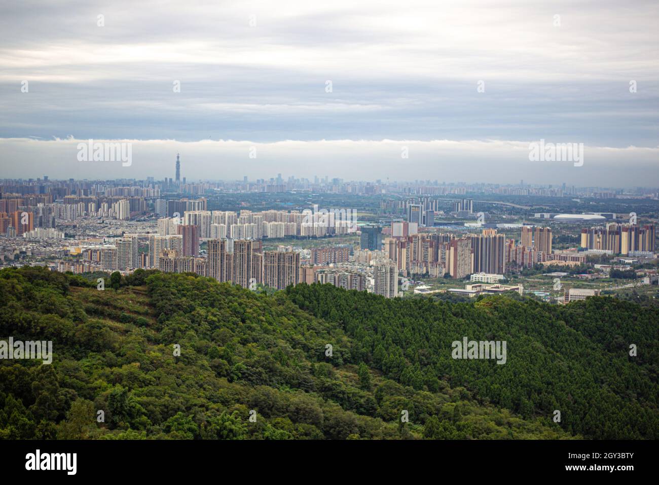 06 Ott 2021 Chengdu, China City Skyline da Longquan Mountain Peak. Foto Stock