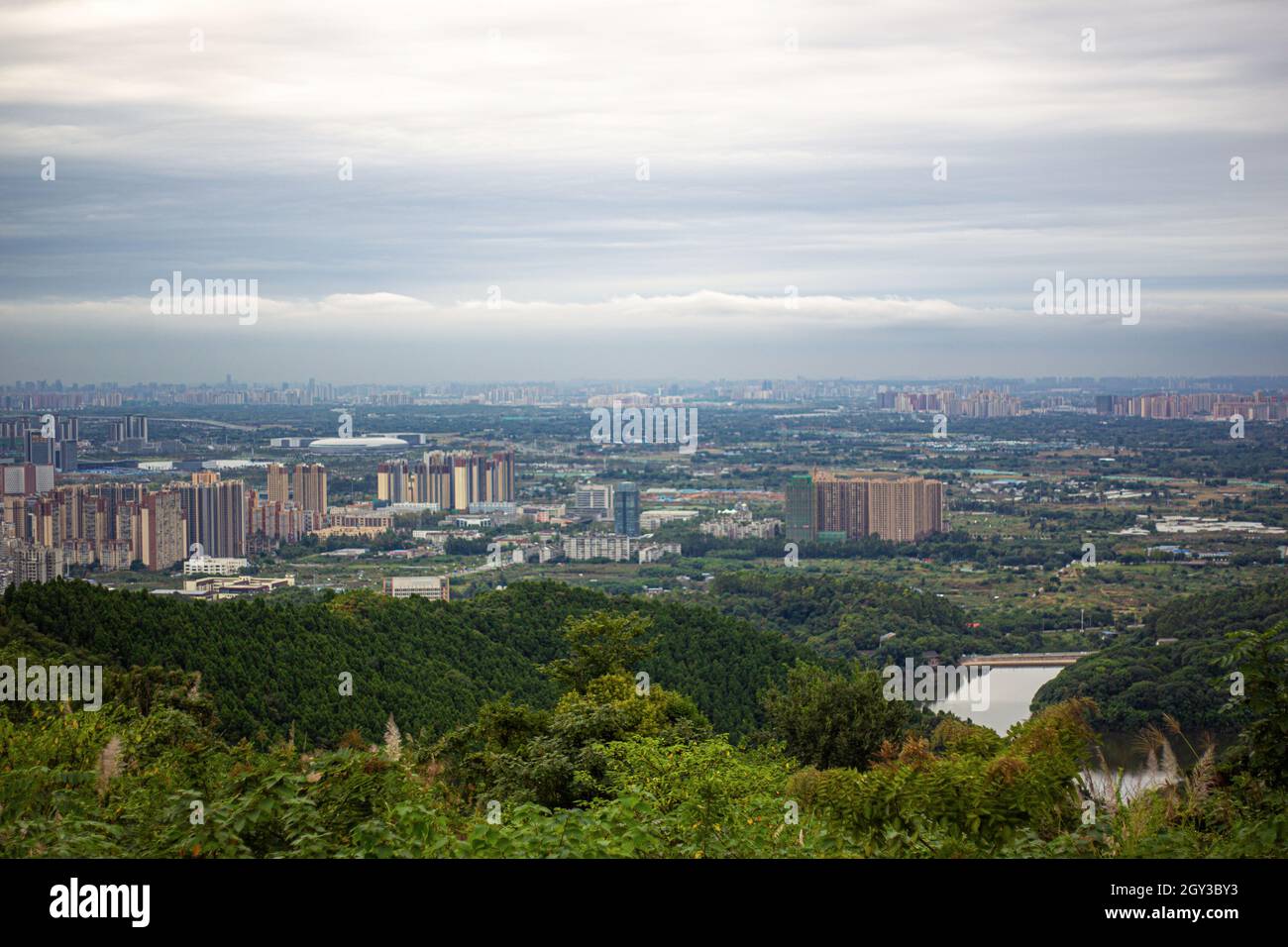 06 Ott 2021 Chengdu, China City Skyline da Longquan Mountain Peak. Foto Stock
