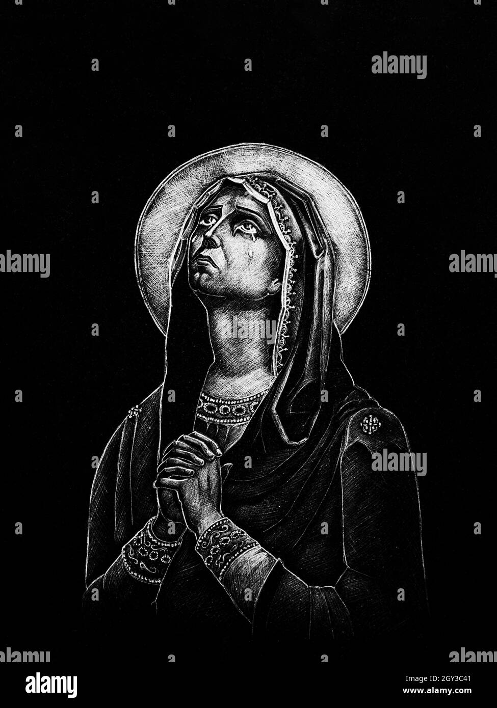 REGHIN, ROMANIA - 12 settembre 2021: Una scultura in marmo raffigurante la Vergine Maria al cimitero ortodosso rumeno di Regin Foto Stock