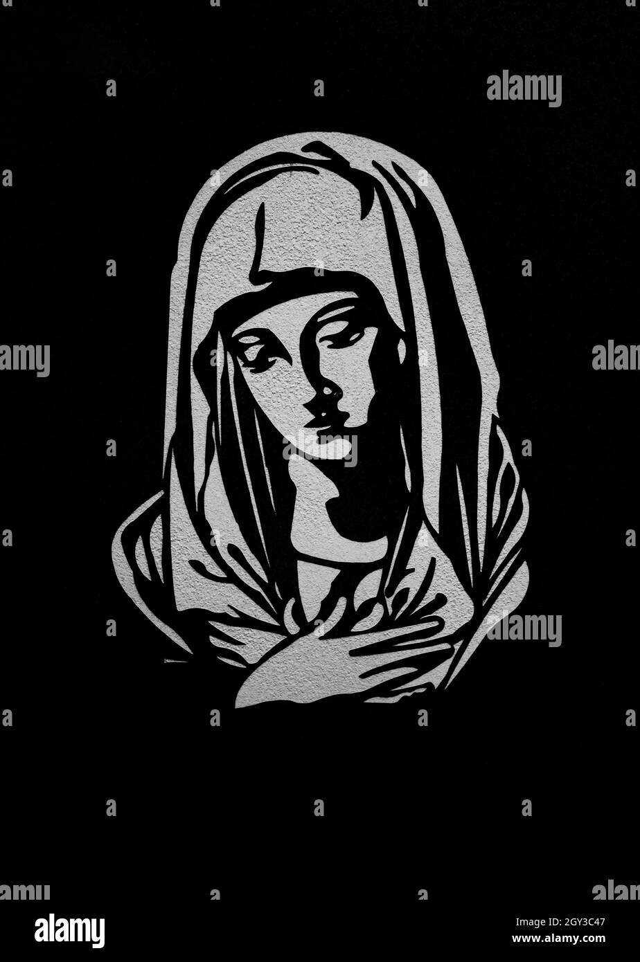REGHIN, ROMANIA - 12 settembre 2021: Una scultura in marmo raffigurante la Vergine Maria al cimitero ortodosso rumeno di Regin Foto Stock