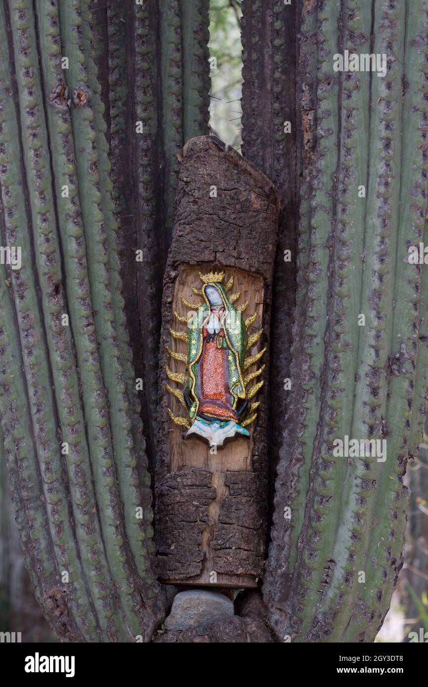 Primo piano verticale del pezzo di legno con l'icona di Maria, madre di Gesù. Foto Stock