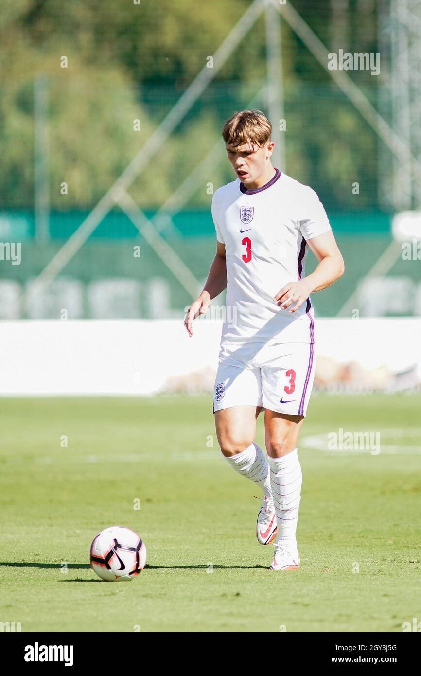 Callum Doyle d'Inghilterra in azione durante la Francia vs Inghilterra U19 amichevole partita al Marbella Football Center. (Punteggio finale: Francia 3:1 Inghilterra) Foto Stock