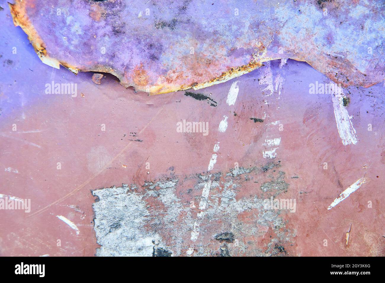 Texture particolare di viola e rosa arrugginito metallo Foto Stock
