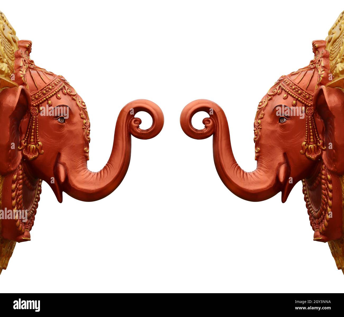 Due coloratissime sculture di elefanti decorativi con campana dorata isolata su sfondo bianco Foto Stock