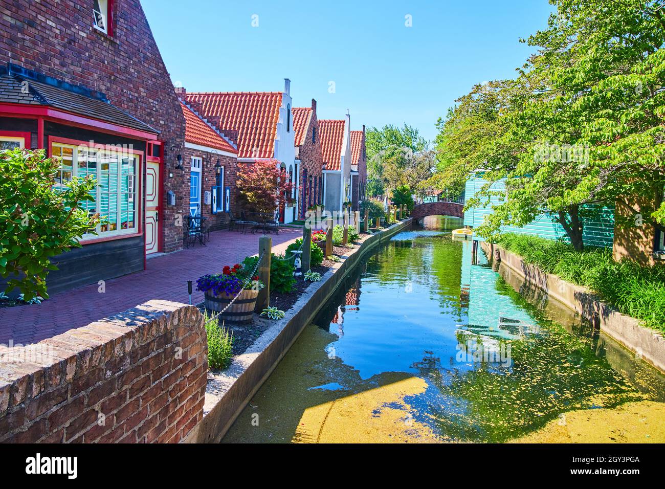 Canal nell'affascinante villaggio in stile olandese Foto Stock