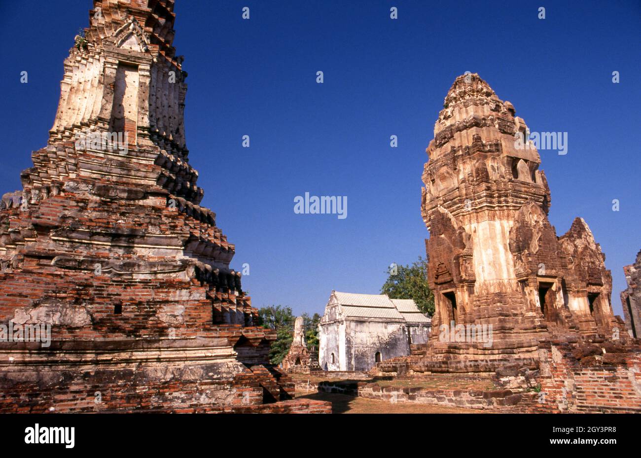 Thailandia: Le rovine del 12 ° secolo di Wat Phra si Rattana Mahathat, Lopburi. Il centro storico di Lopburi risale all'epoca dei Dvaravati (VI-XIII secolo). Originariamente era conosciuto come Lavo o Lavapura. Dopo la fondazione del regno di Ayutthaya nel XV secolo, Lopburi era una roccaforte dei governanti di Ayutthaya. In seguito divenne una nuova capitale reale durante il regno di re Narai il Grande del regno di Ayutthaya a metà del XVII secolo. Foto Stock