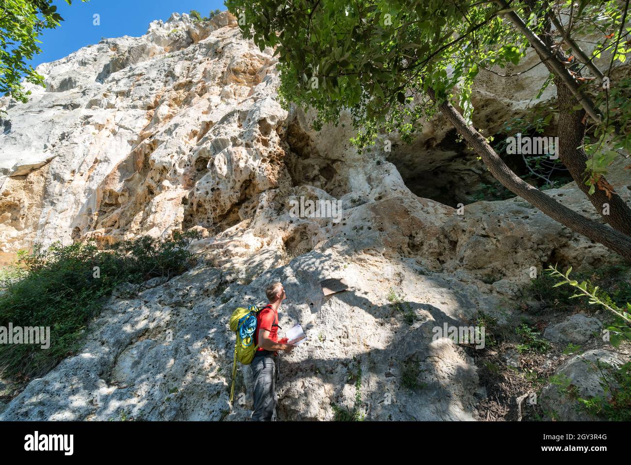 Alla ricerca del percorso di arrampicata su roccia a finale Ligure, Italia Foto Stock