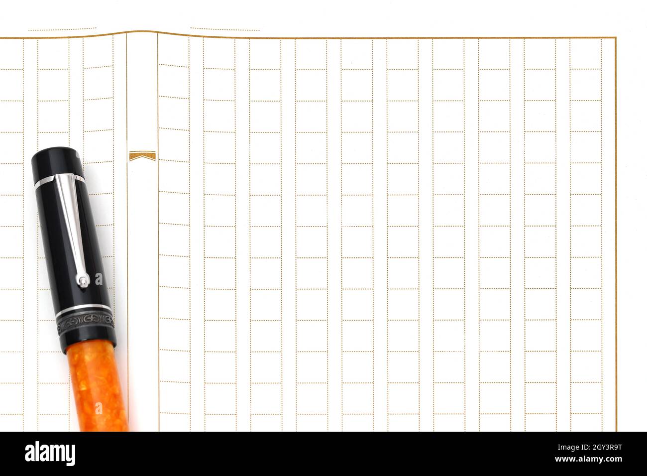 Carta manoscritta giapponese con penna stilografica, Genko yoshi su tavola di legno Foto Stock