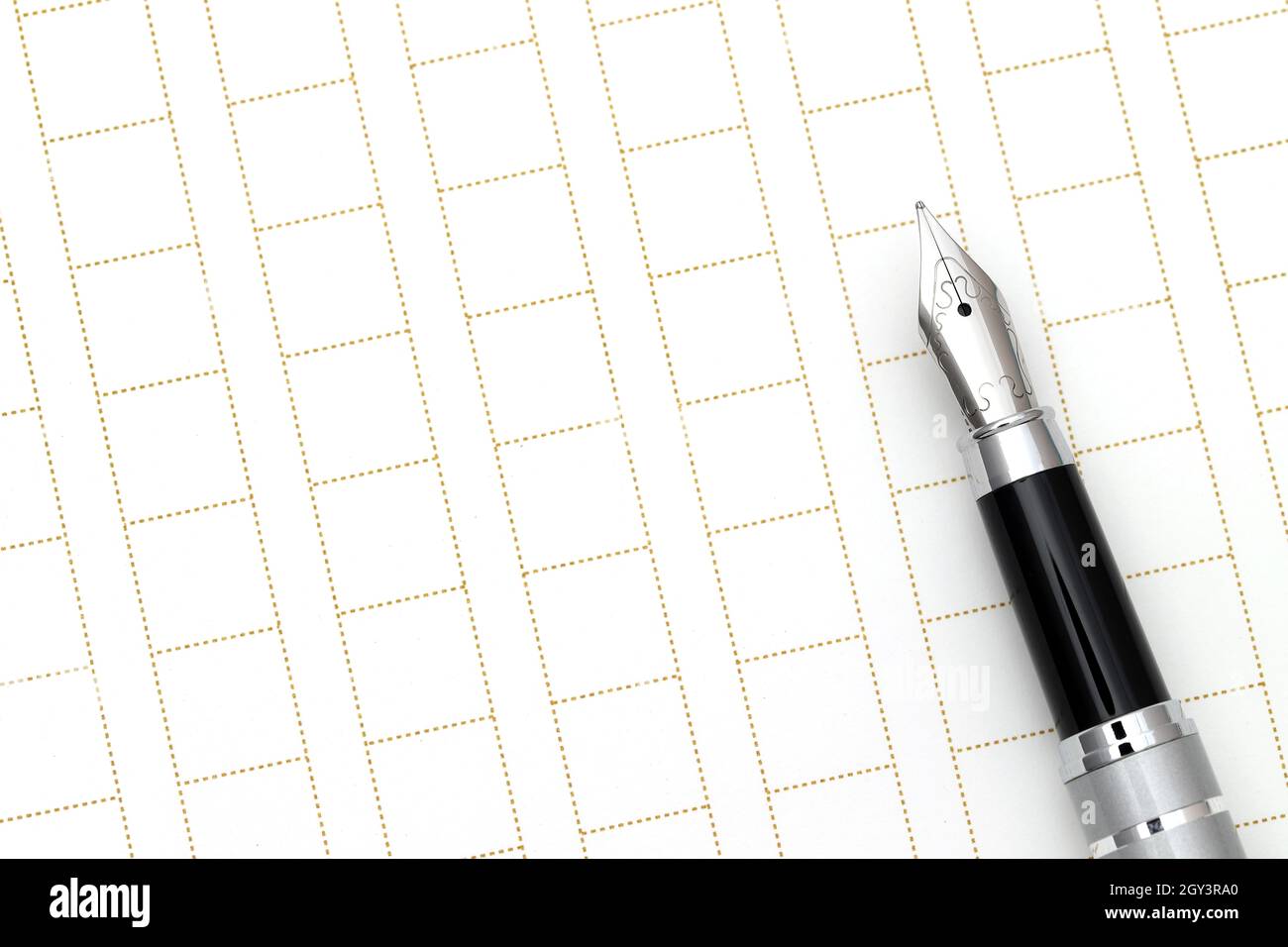 Carta manoscritta giapponese con penna stilografica, Genko yoshi su tavola di legno Foto Stock