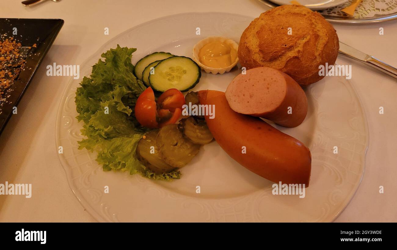 salsiccia tedesca con pane Foto Stock
