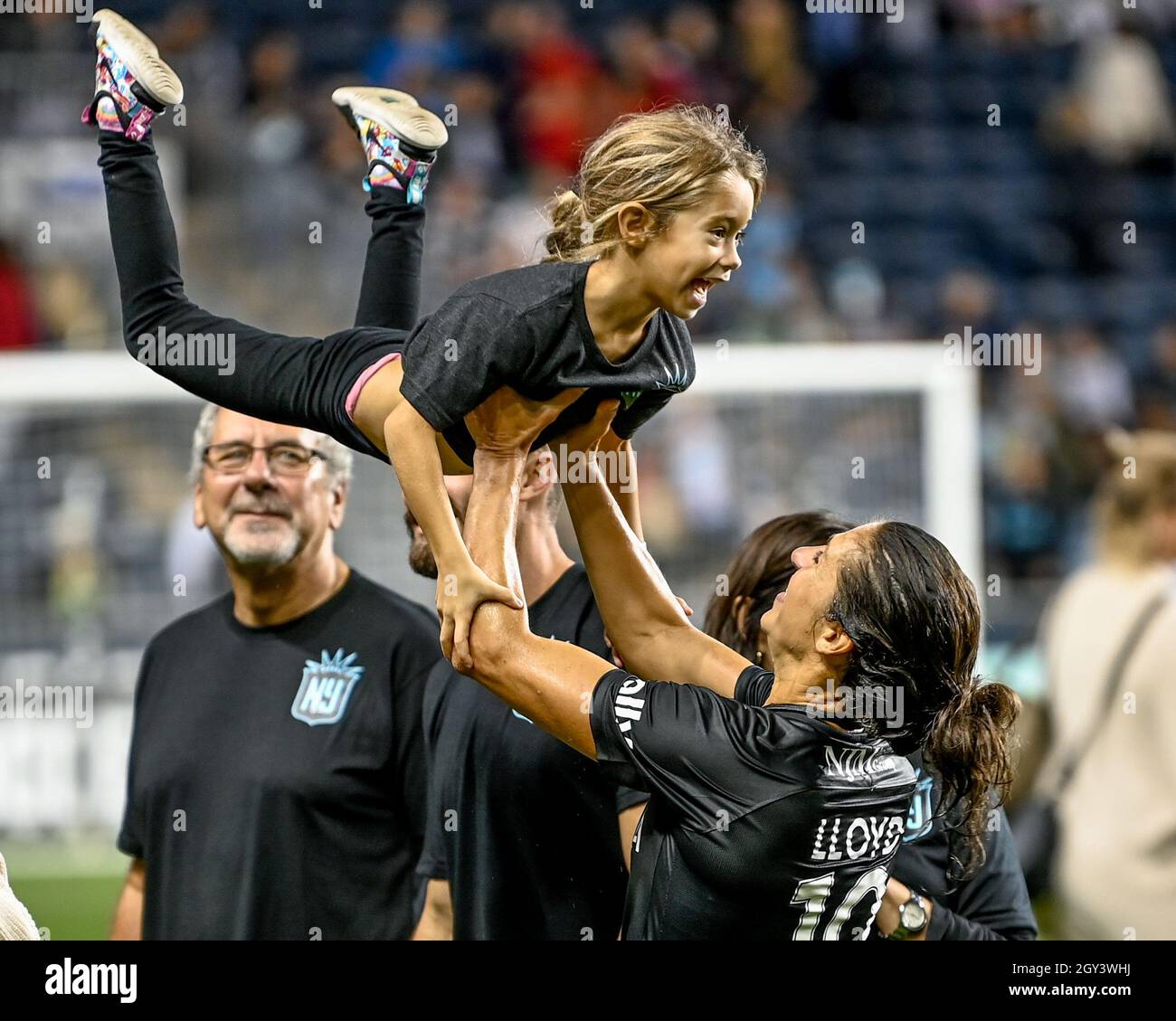 Chester, PA, Stati Uniti 6 ottobre, 2021 - Carli Lloyd ottiene un post-gioco di addio dalla sua città natale e dà un discorso emotivo ai fan dopo il gioco NWSL tra NY / NJ Gotham FC e lo Spirito Washington - Photo Credit: Don Mennig / Alamy News Foto Stock