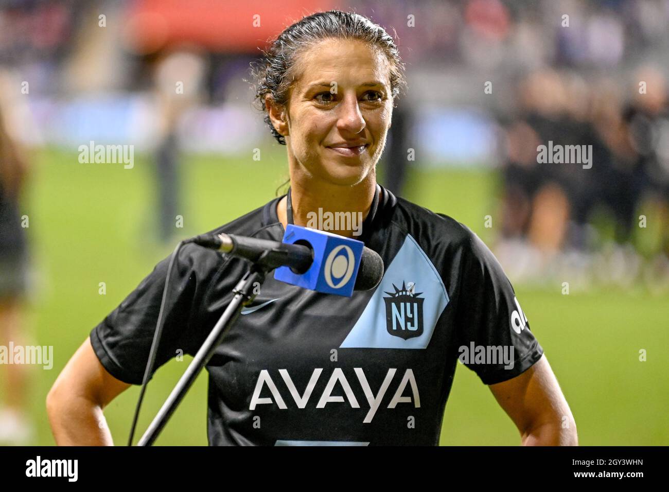 Chester, PA, Stati Uniti 6 ottobre, 2021 - Carli Lloyd ottiene un post-gioco di addio dalla sua città natale e dà un discorso emotivo ai fan dopo il gioco NWSL tra NY / NJ Gotham FC e lo Spirito Washington - Photo Credit: Don Mennig / Alamy News Foto Stock