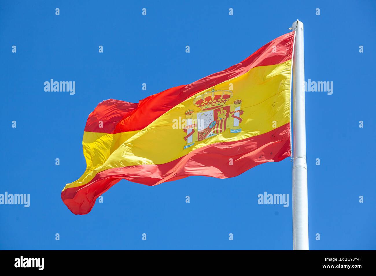 La bandiera della Spagna, come definita nella Costituzione spagnola del 1978, è composta da tre strisce orizzontali: Rossa, gialla e rossa, la striscia gialla Foto Stock