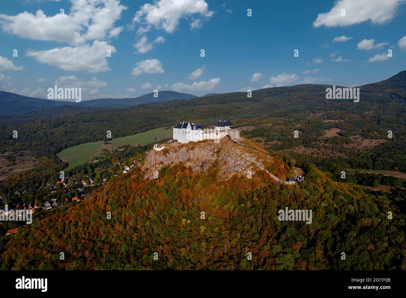 Füzér, Ungheria - veduta aerea del famoso castello di Fuzer costruito su una collina vulcanica chiamata Nagy-Milic. Zemplen montagne sullo sfondo. Terra d'inverno Foto Stock