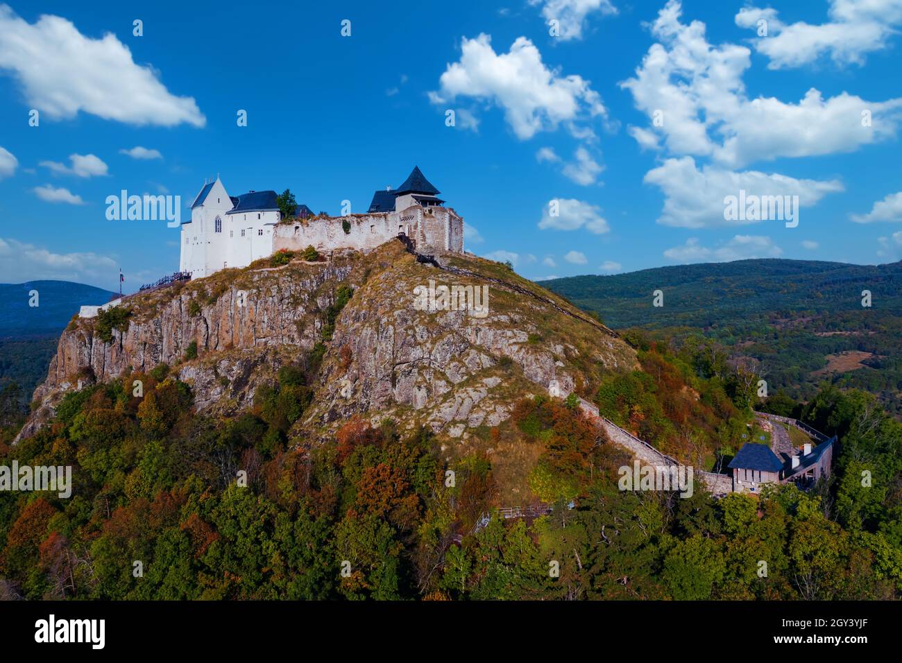 Füzér, Ungheria - veduta aerea del famoso castello di Fuzer costruito su una collina vulcanica chiamata Nagy-Milic. Zemplen montagne sullo sfondo. Terra d'inverno Foto Stock