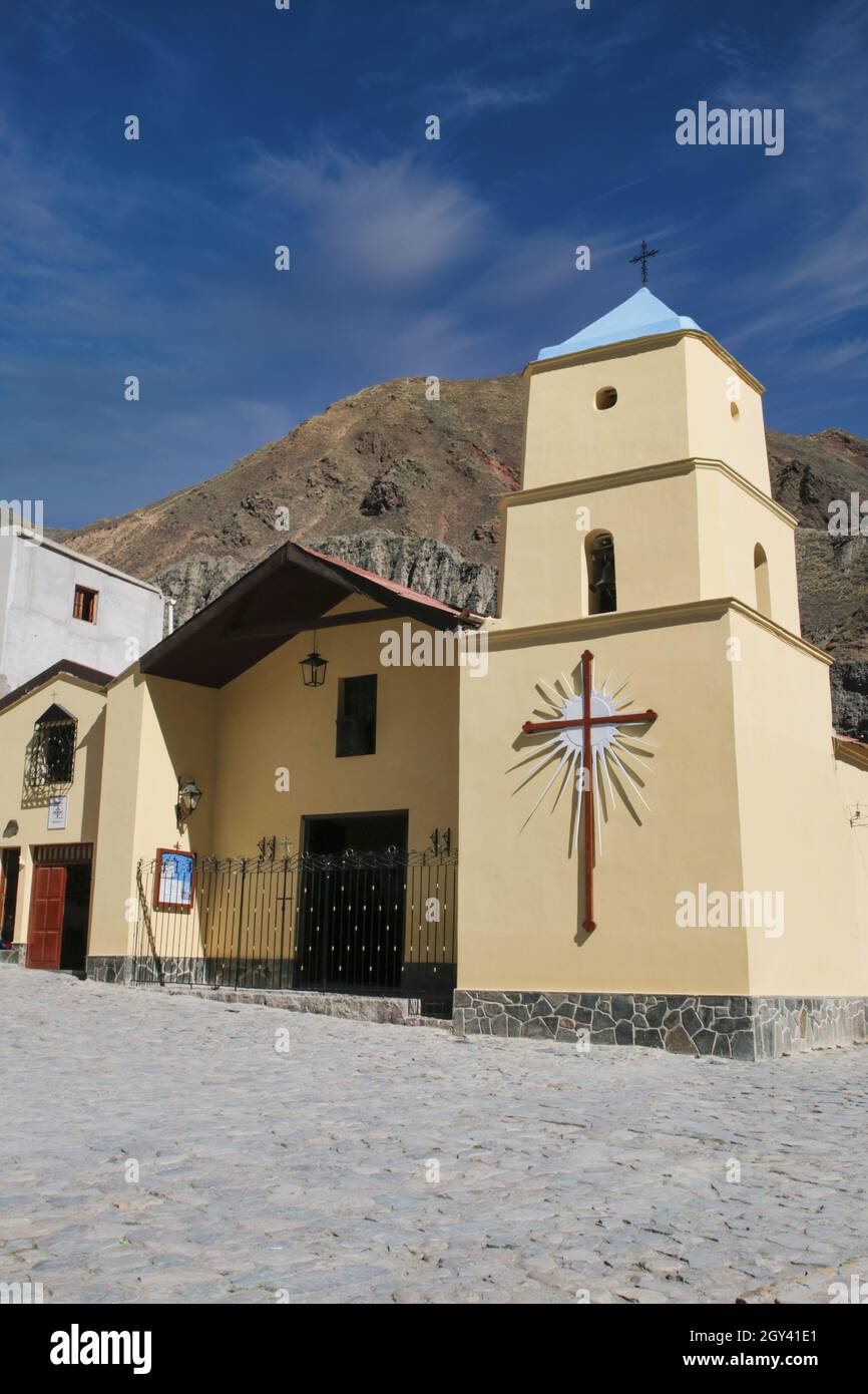 Iruya, vista da lontano dalla città alla periferia di Salta, nel nord dell'Argentina. Foto Stock