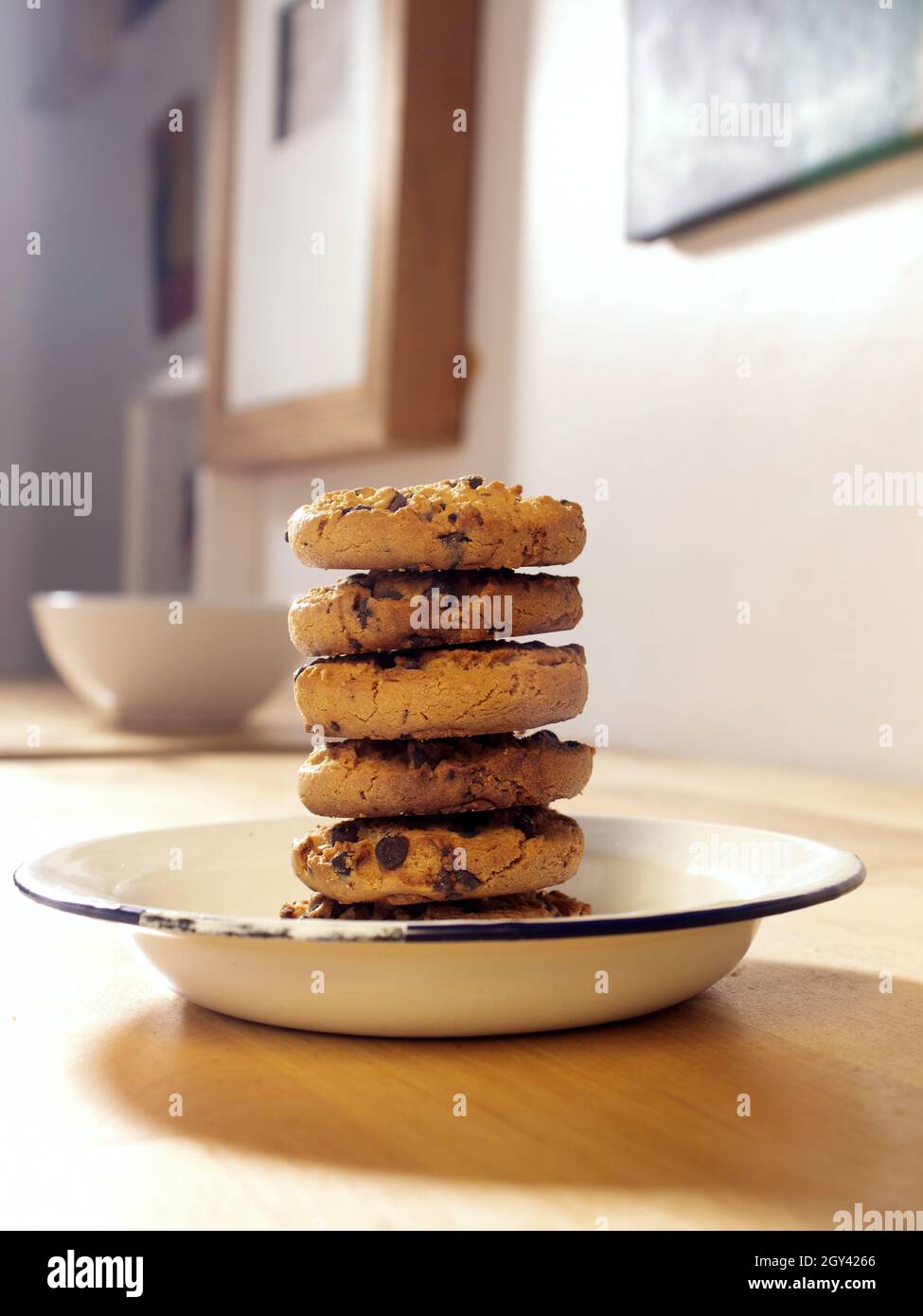 vista frontale della torre dei biscotti fatti in casa su un piatto di peltro bianco su un tavolo della casa Foto Stock