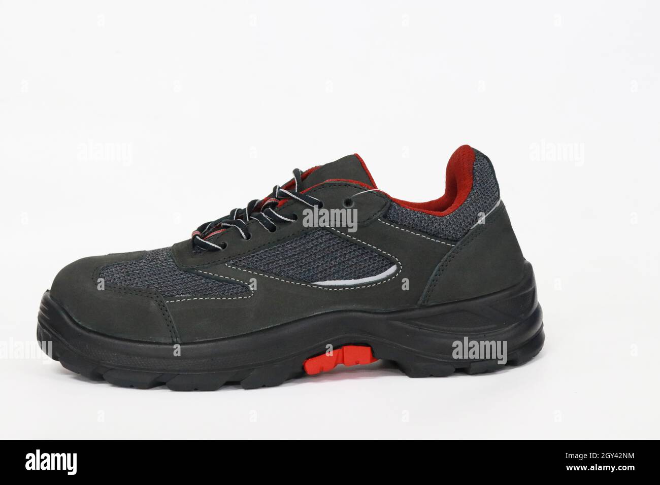 Le scarpe sportive sono nere e grigie, le suole delle scarpe sono dotate di gomma, rendendole molto adatte per lo sport, come le corse mattutine, il ciclismo, Foto Stock