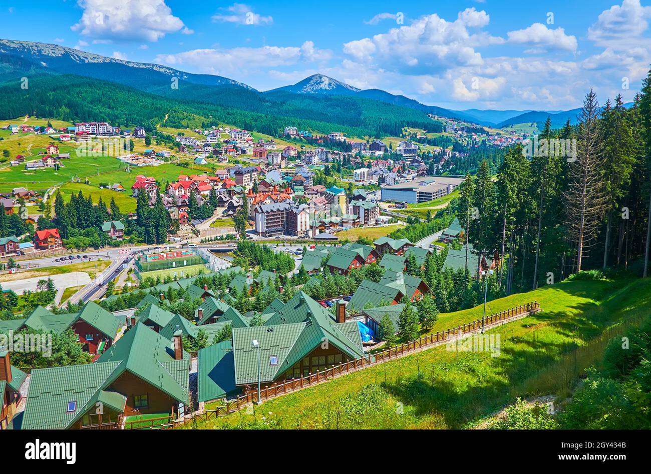 Godetevi la vista aerea della località montana di Bukovel dalla seggiovia, Carpazi, Ucraina Foto Stock