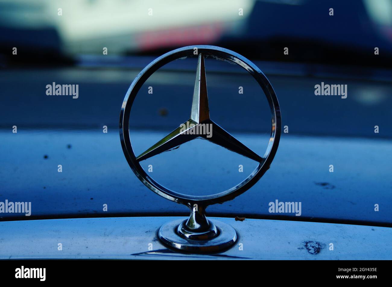 FRANCOFORTE, GERMANIA - 16 giugno 2021: Silhouette di una stella Mercedes su un veicolo più vecchio. La variante di figura del cofano è oggi rara, come i punk gradiscono te Foto Stock
