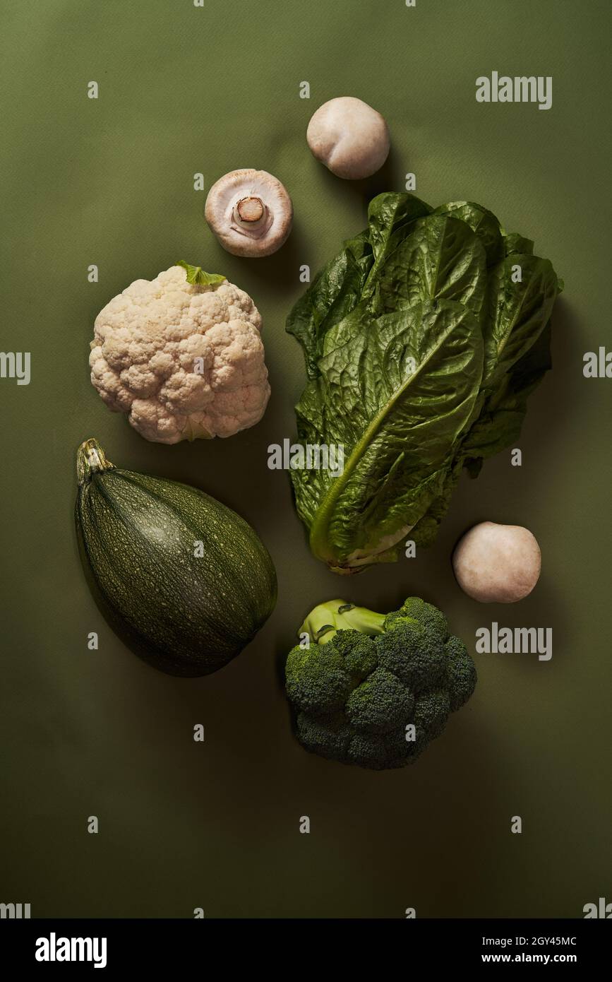 Verdure di stagione - zucchine, cavolfiore, broccoli, lattuga verde e funghi. Raccolto di vegetali Foto Stock