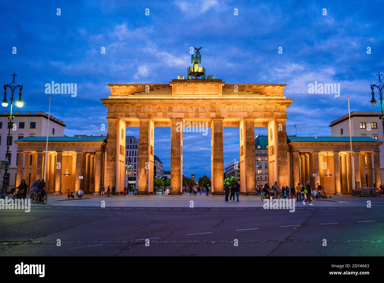 Berlino, Germania. 1° settembre 2021. Berliner si radunano intorno alla porta di Brandeburgo al crepuscolo. Foto Stock