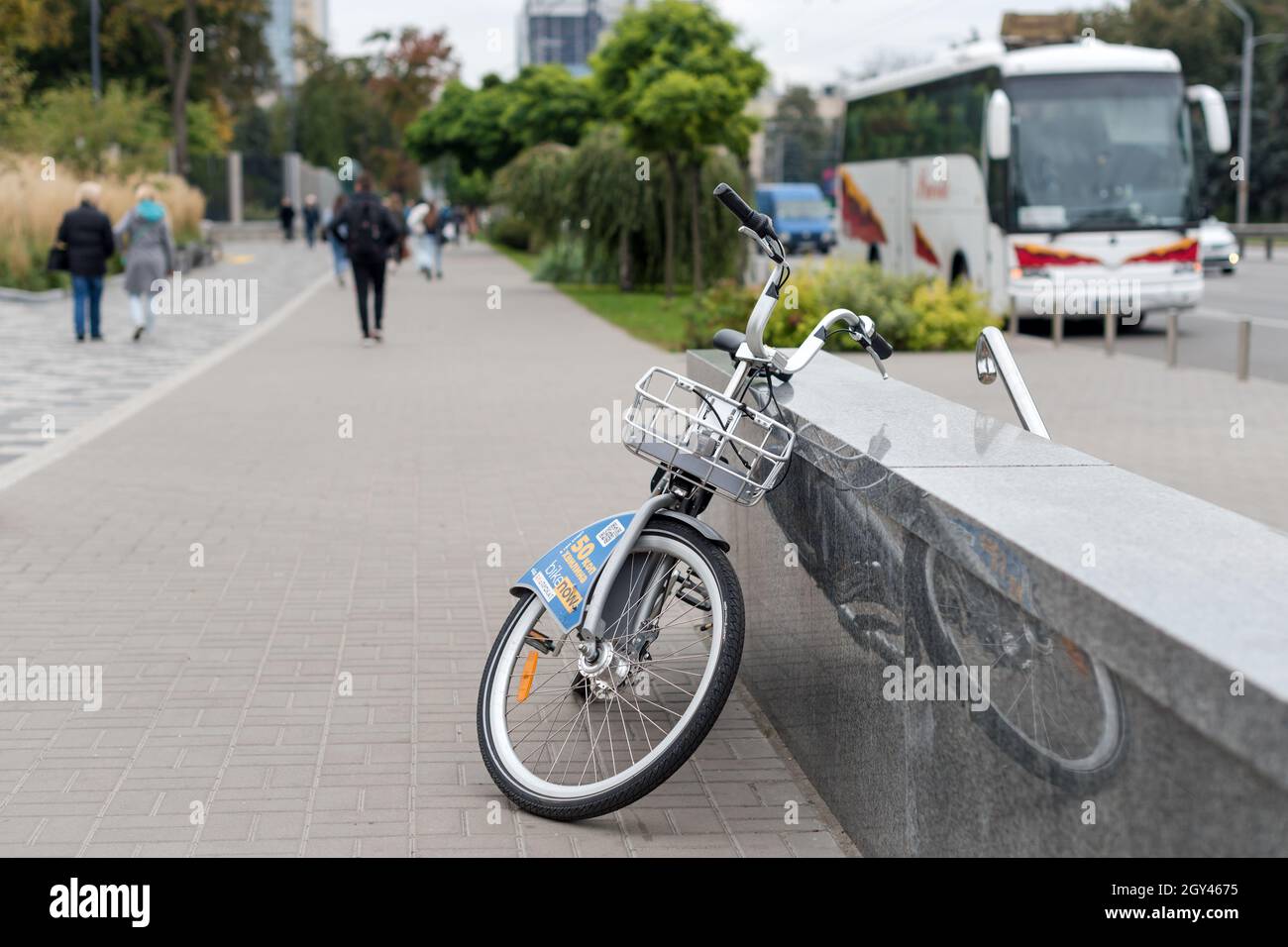 Kiev, Ucraina - 30 settembre 2021: Noleggio biciclette della società Bike now. Noleggio biciclette ucraino su posti auto speciali. Sistema di condivisione biciclette Foto Stock