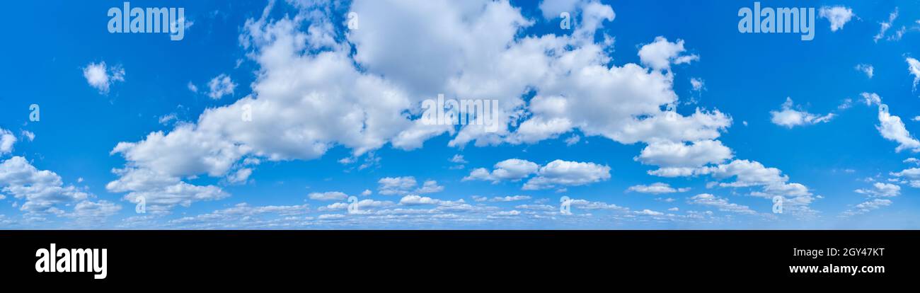 Ampio panorama di cielo azzurro con nuvole Foto Stock
