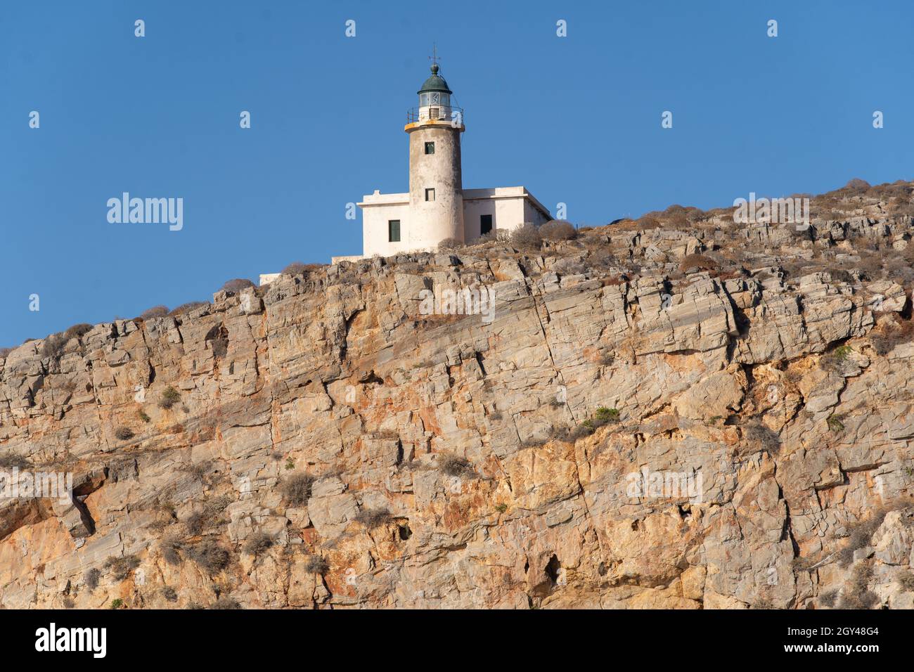 Il faro di Folegandros sul lato sud dell'isola Foto Stock
