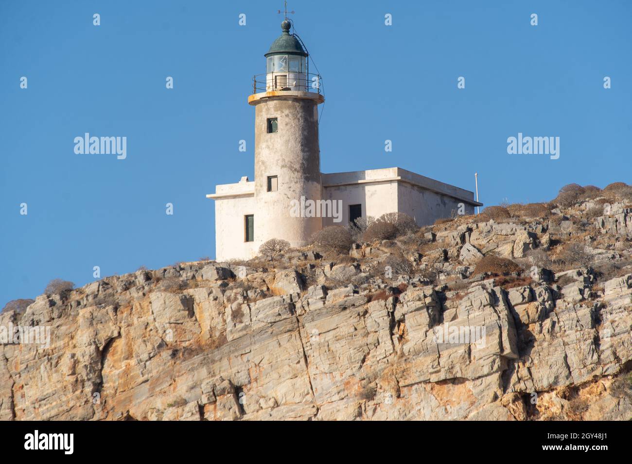 Il faro di Folegandros sul lato sud dell'isola Foto Stock