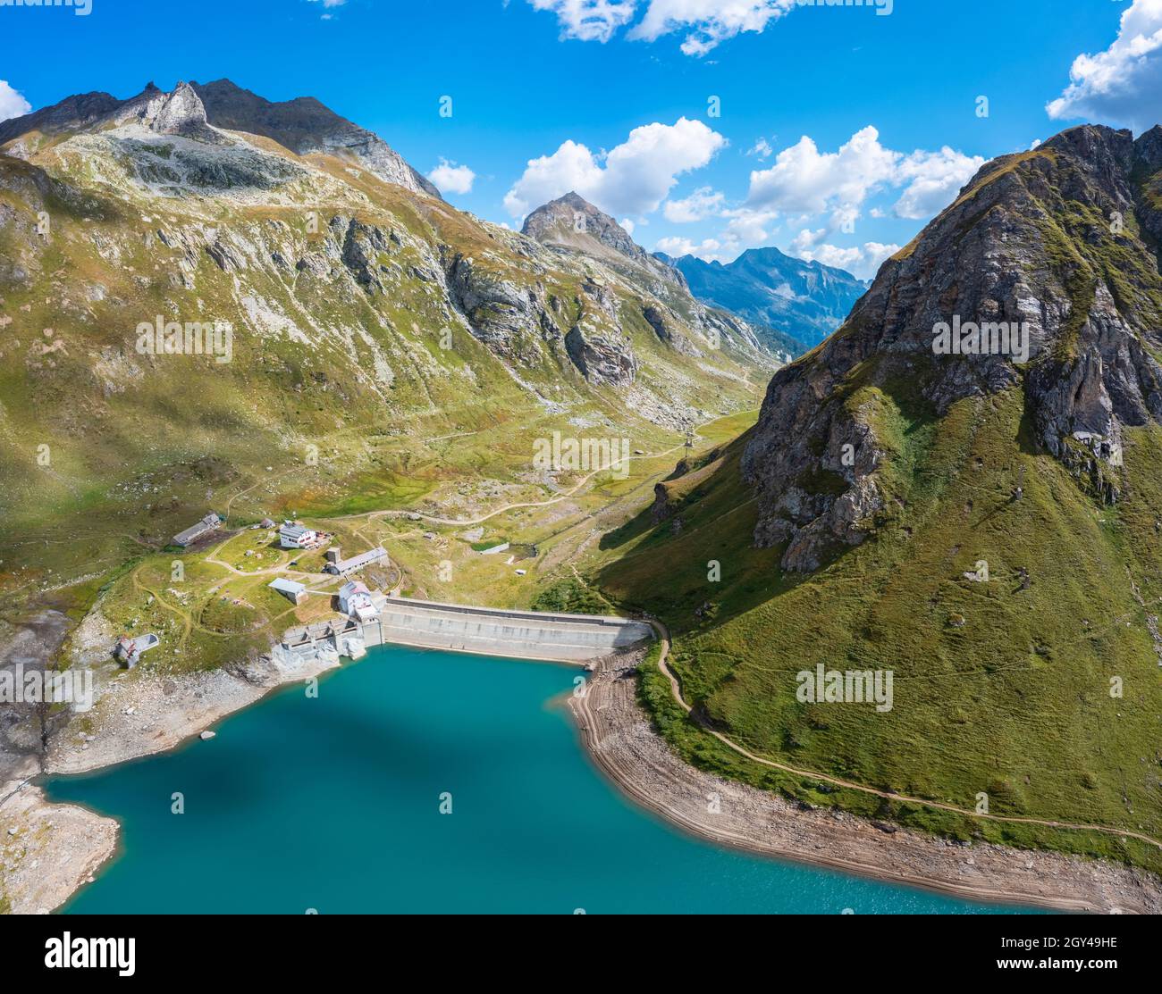 Vista sul lago di Vannino e la diga con il Rifugio Margaroli. Formazza, Valle Formazza, Verbano Cusio Ossola, Piemonte, Italia. Foto Stock