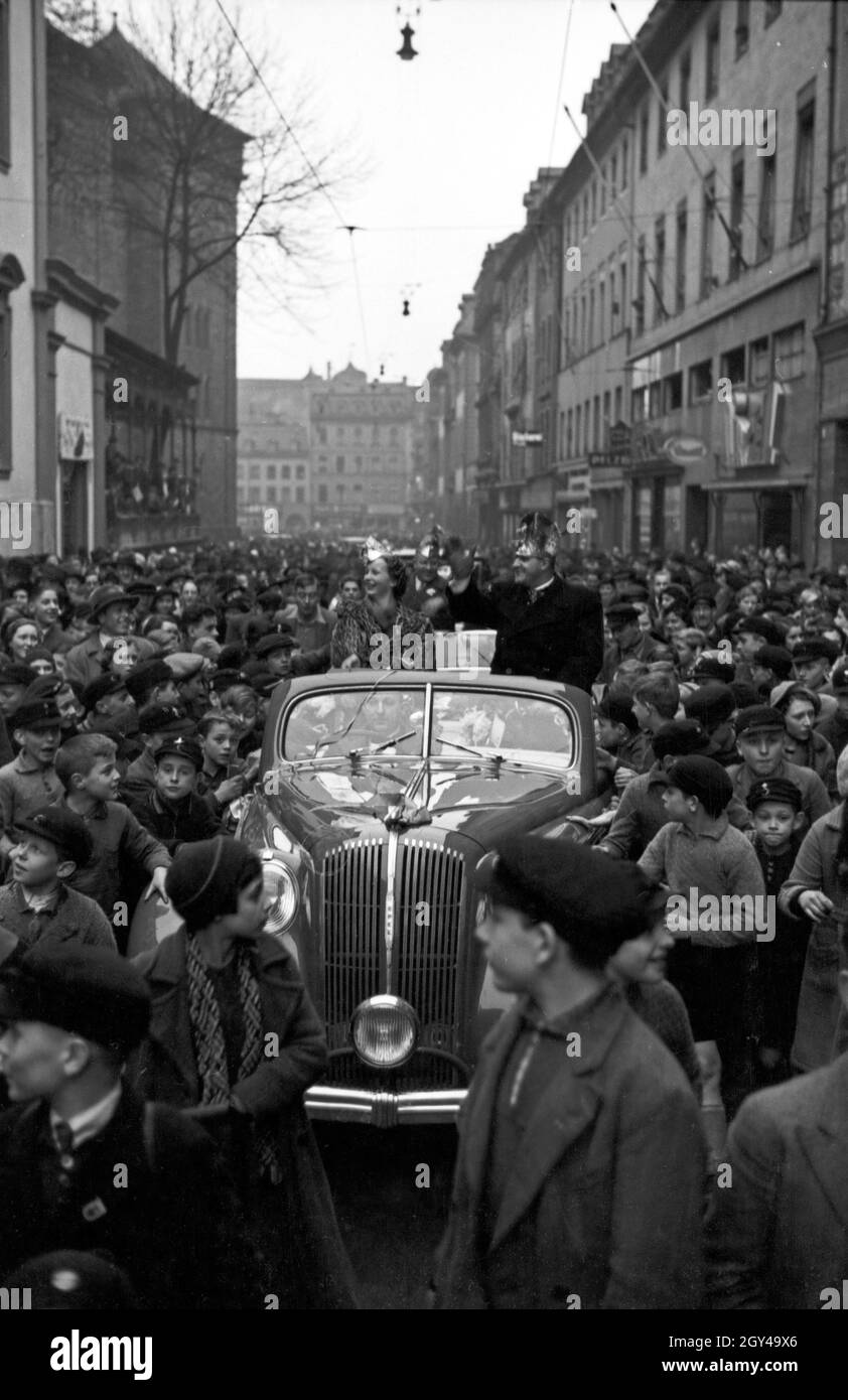 Das Prinzenpaar der Fastnacht in Mainz, Martin Ohaus und Hildegard Kühne im Jahre 1938 bei einer Fahrt durch die Stadt, zum hundertjährigen Jubiläum des Mainzer Carneval Verein (MCV). Le altezze del carnevale in Mainz 1938, in occasione del centesimo anniversario del leader locali associazione carnevale, sulla loro strada attraverso la città. Foto Stock