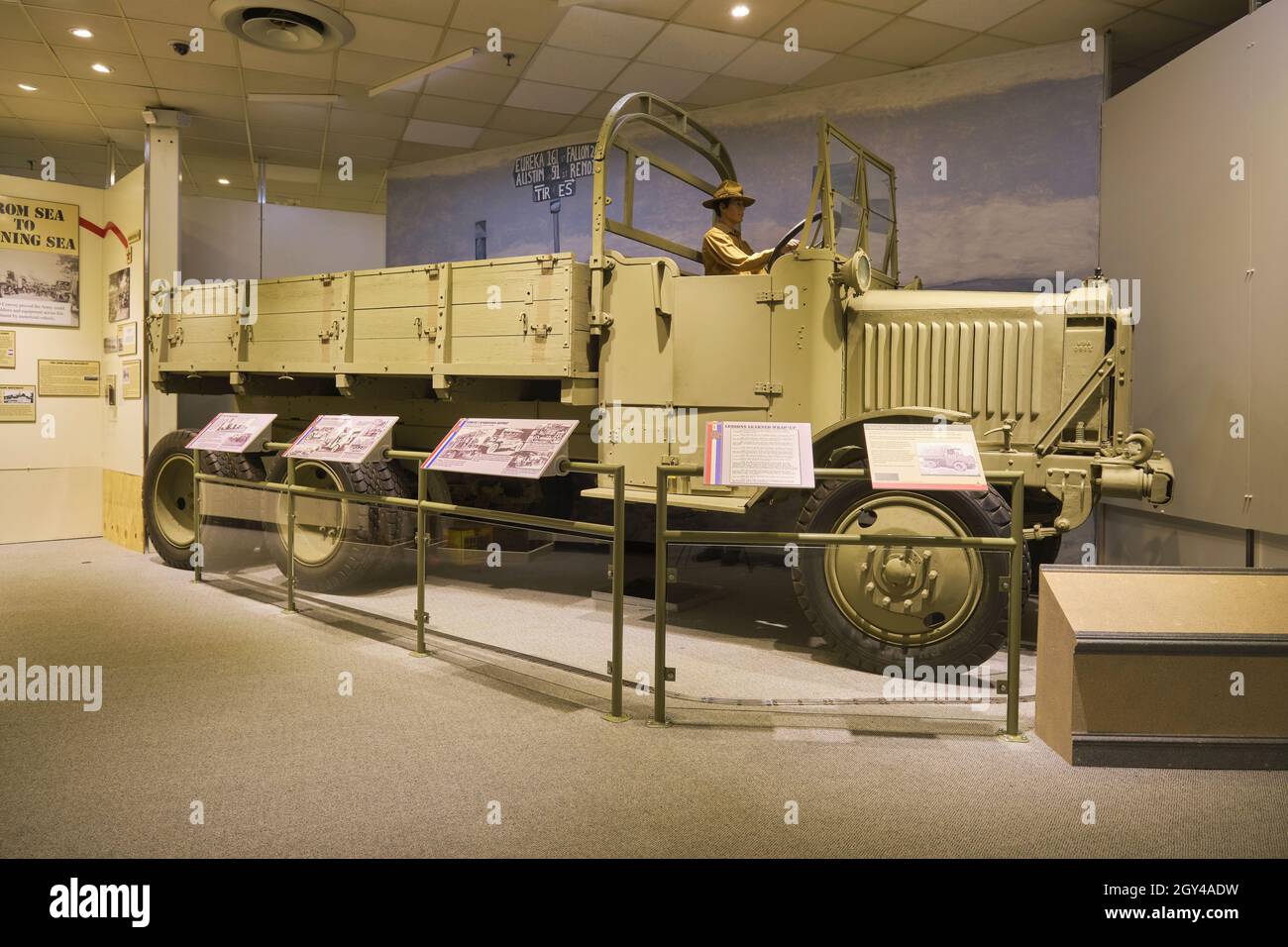 Un TTSW 1/2, mezzo tonnellata 6x6 cargo camion, un Deuce. Presso il museo dei trasporti dell'esercito degli Stati Uniti a Fort Eustis, Virginia. Foto Stock