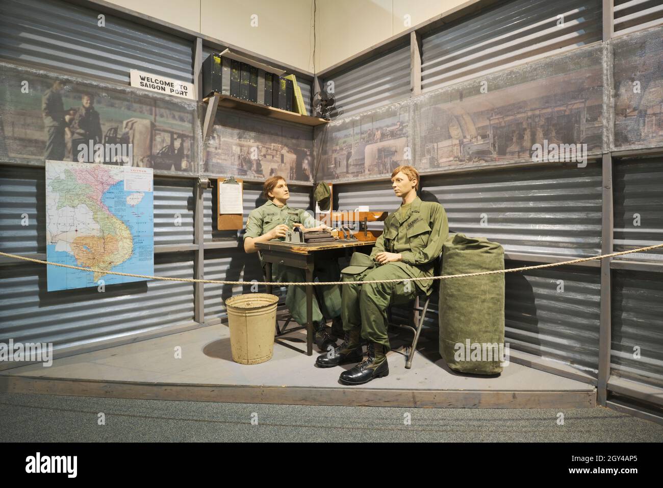 Un diorama di due soldati che si riunirono in un ufficio nel porto di Saigon durante la guerra del Vietnam. Presso il Museo dei Trasporti dell'Esercito degli Stati Uniti a Fort Eustis, Virgini Foto Stock