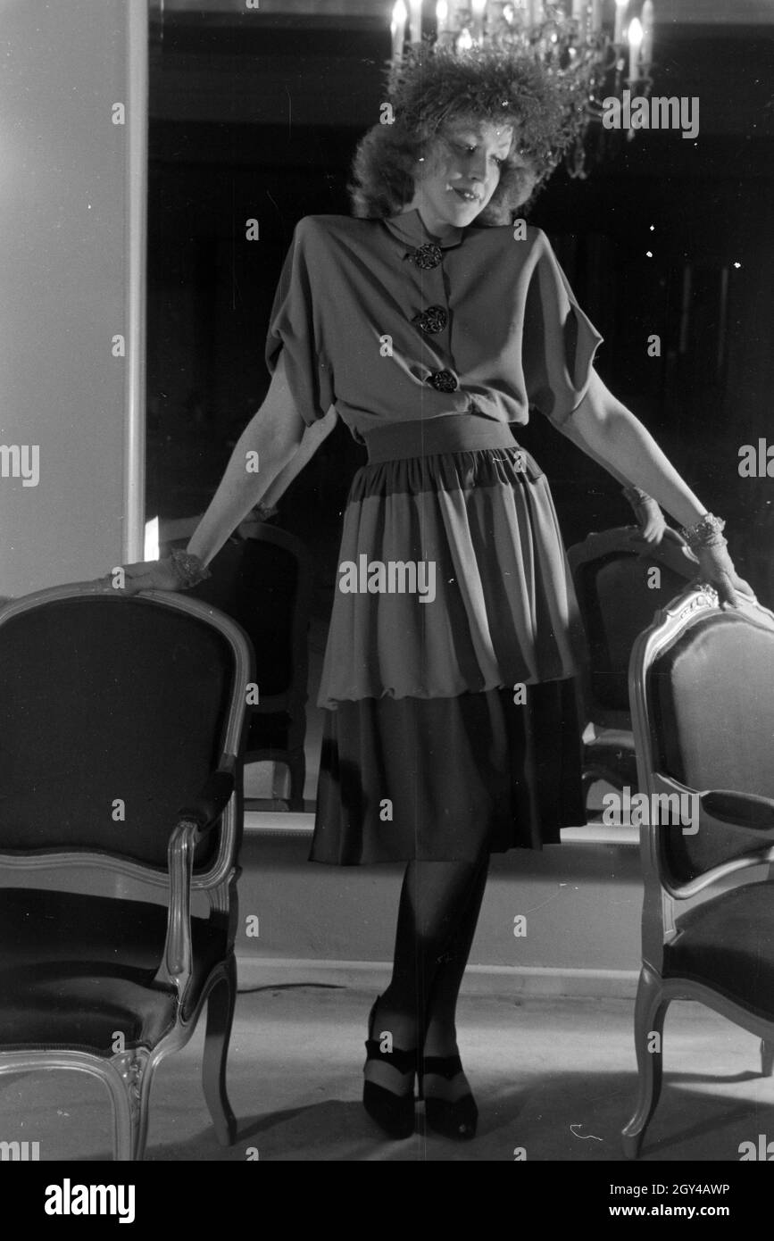Ein modello bei der Anprobe eines Kleides der Berliner Modeschöpfer Annemaria Geise und Hilda Romatzki, Deutschland ca. 1939. Un modello cercando un abito del designer di moda Annemaria Geise e Hilda Romatzki, Germania ca. 1939. Foto Stock