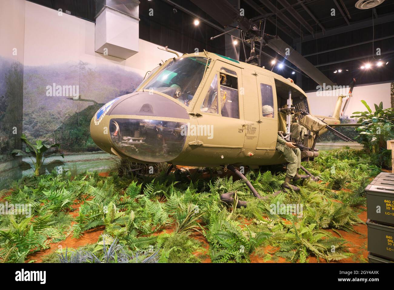 Un elicottero Bell UH-IH Huey durante la guerra del Vietnam. Presso il museo dei trasporti dell'esercito degli Stati Uniti a Fort Eustis, Virginia. Foto Stock