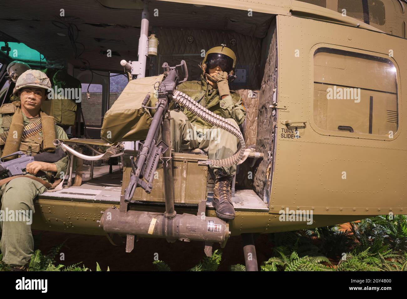 L'equipaggio della pistola in un elicottero Bell UH-IH Huey durante la guerra del Vietnam. Presso il museo dei trasporti dell'esercito degli Stati Uniti a Fort Eustis, Virginia. Foto Stock