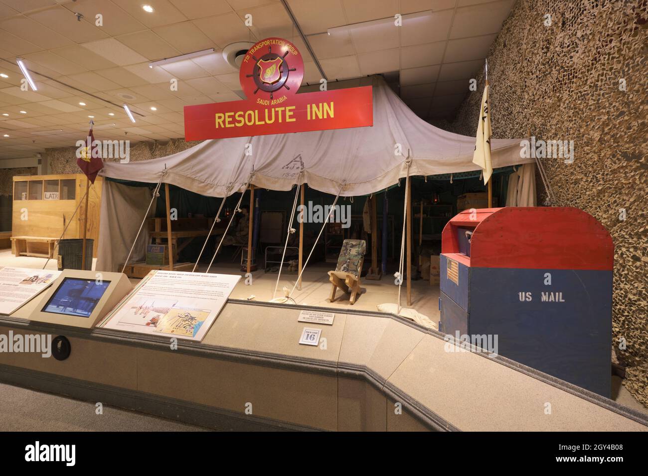 Una caserma della tenda chiamata locanda di Resolute, usata durante la tempesta di deserto in Arabia Saudita. Presso il museo dei trasporti dell'esercito degli Stati Uniti a Fort Eustis, Virginia. Foto Stock