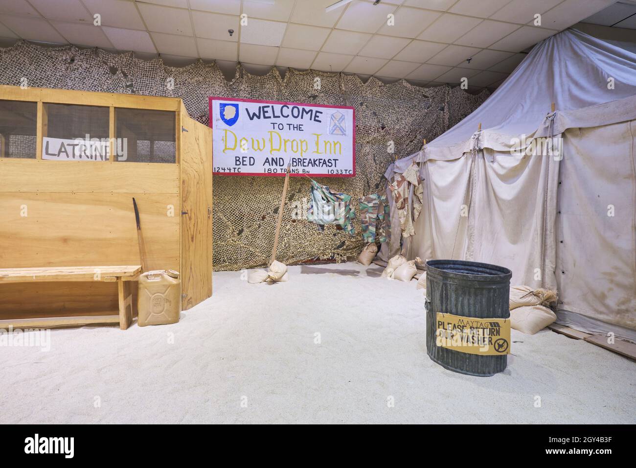 Una caserma di tenda chiamata locanda di Resolute e latrine, usata durante la tempesta di deserto in Arabia Saudita. Presso il museo dei trasporti dell'esercito degli Stati Uniti a Fort Eustis, Virgin Foto Stock