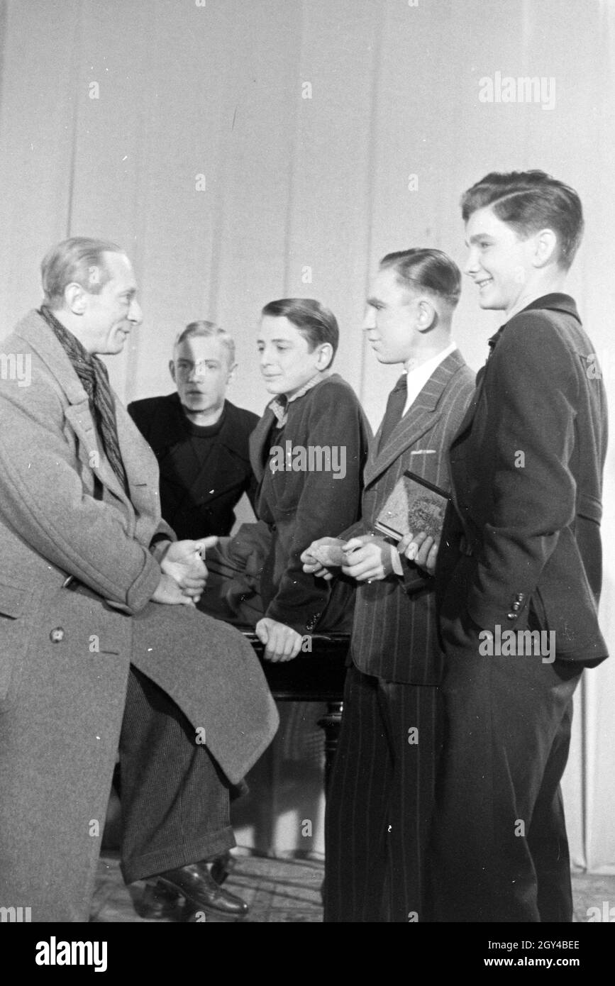 Direttore cinematografico Carl Boese mit vier Schauspielern beim Vorsprechen für den Film Familienanschluss; Deutschland ca. 1940. Direttore Carl Boese con quattro attori all'audizione per il film Familienanschluss, Germania ca. 1940. Foto Stock