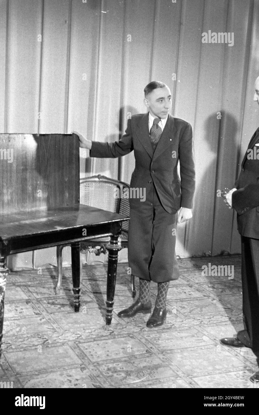 Ein Schauspieler bei Probeaufnahmen für den Film Familienanschluss von Carl Boese; Deutschland ca. 1940. Un attore all'audizione per il film Familienanschluss da Carl Boese; Germania ca. 1940. Foto Stock