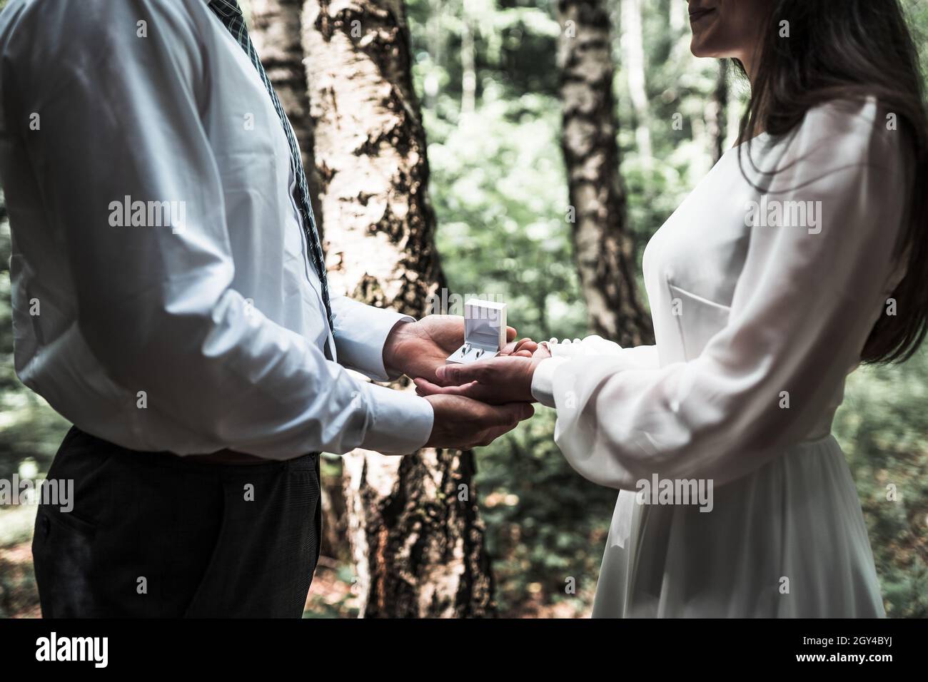 giovane coppia che tiene gli anelli di nozze nelle mani, giorno di weddin Foto Stock