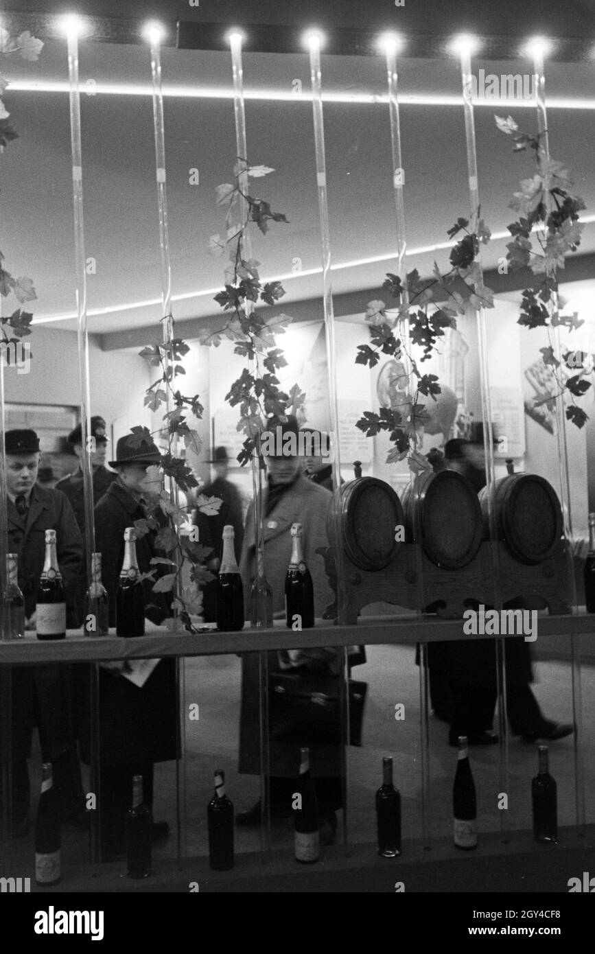 Besucher der Leipziger Frühjahrsmesse un einem Stand mit landestypischen Spirituosen; Deutschland 1941. I visitatori della Leipziger Frühjahrsmesse in corrispondenza di un supporto con gli spiriti tradizionali; Germania 1941. Foto Stock