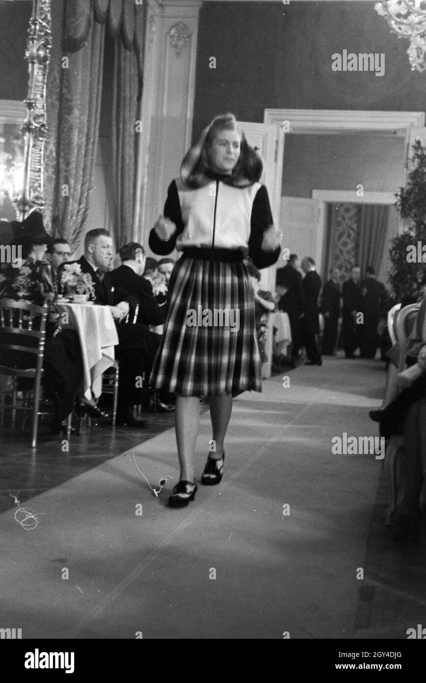 Anlässlich der Wiener Modewoche im Haus der Mode 'Palais Lobkowitz' präsentiert ein Model auf dem Laufsteeg eine neue Kombination, Deutschland 1940er Jahre. In occasione della settimana della moda di Vienna nella casa della moda 'Palais Lobkowitz', un modello presenta una nuova combinazione sulla passerella; Germania 1940. Foto Stock