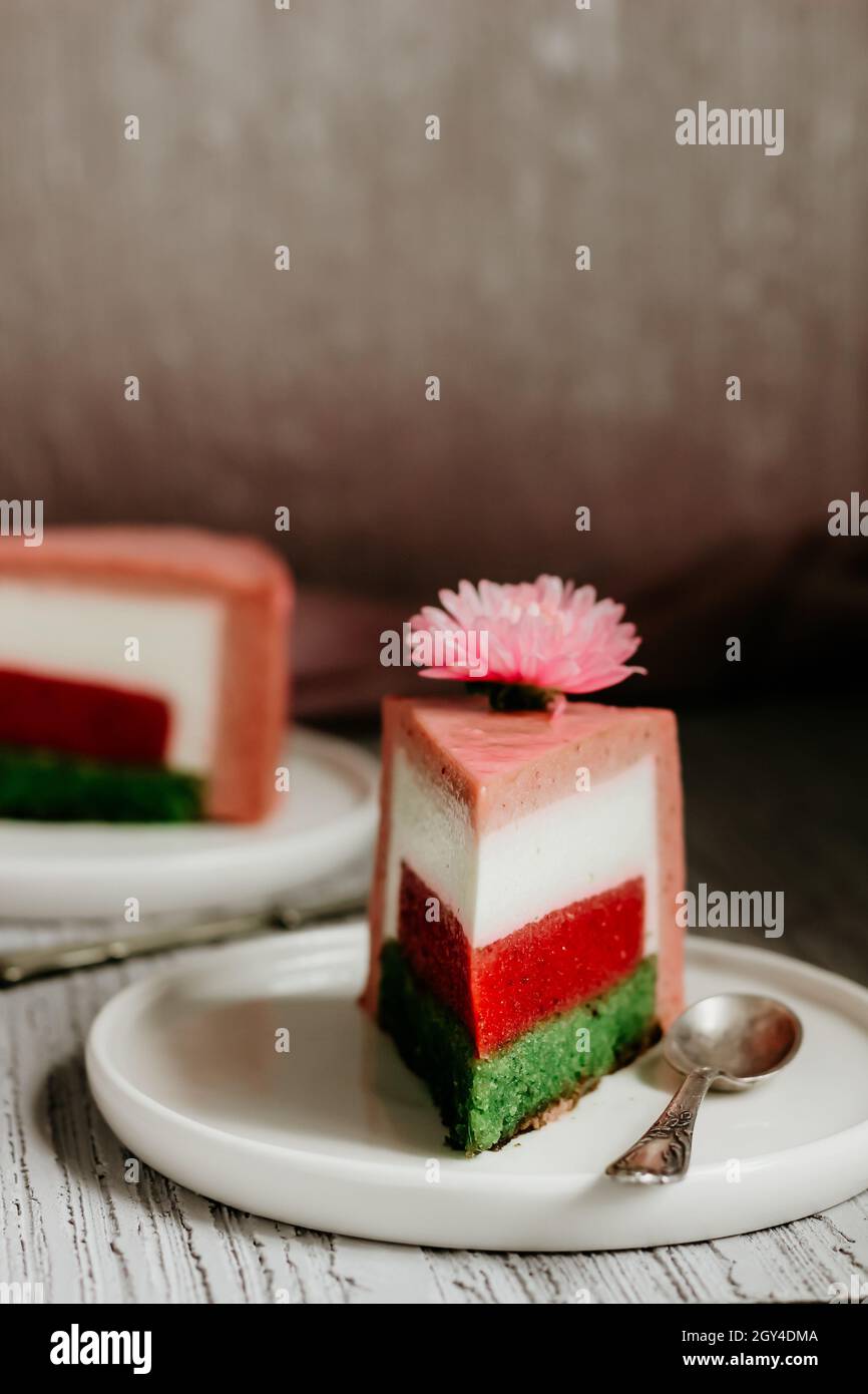 Un pezzo di torta di fragole spinaci mousse. Concentratevi sulla parte di torta. Foto Stock