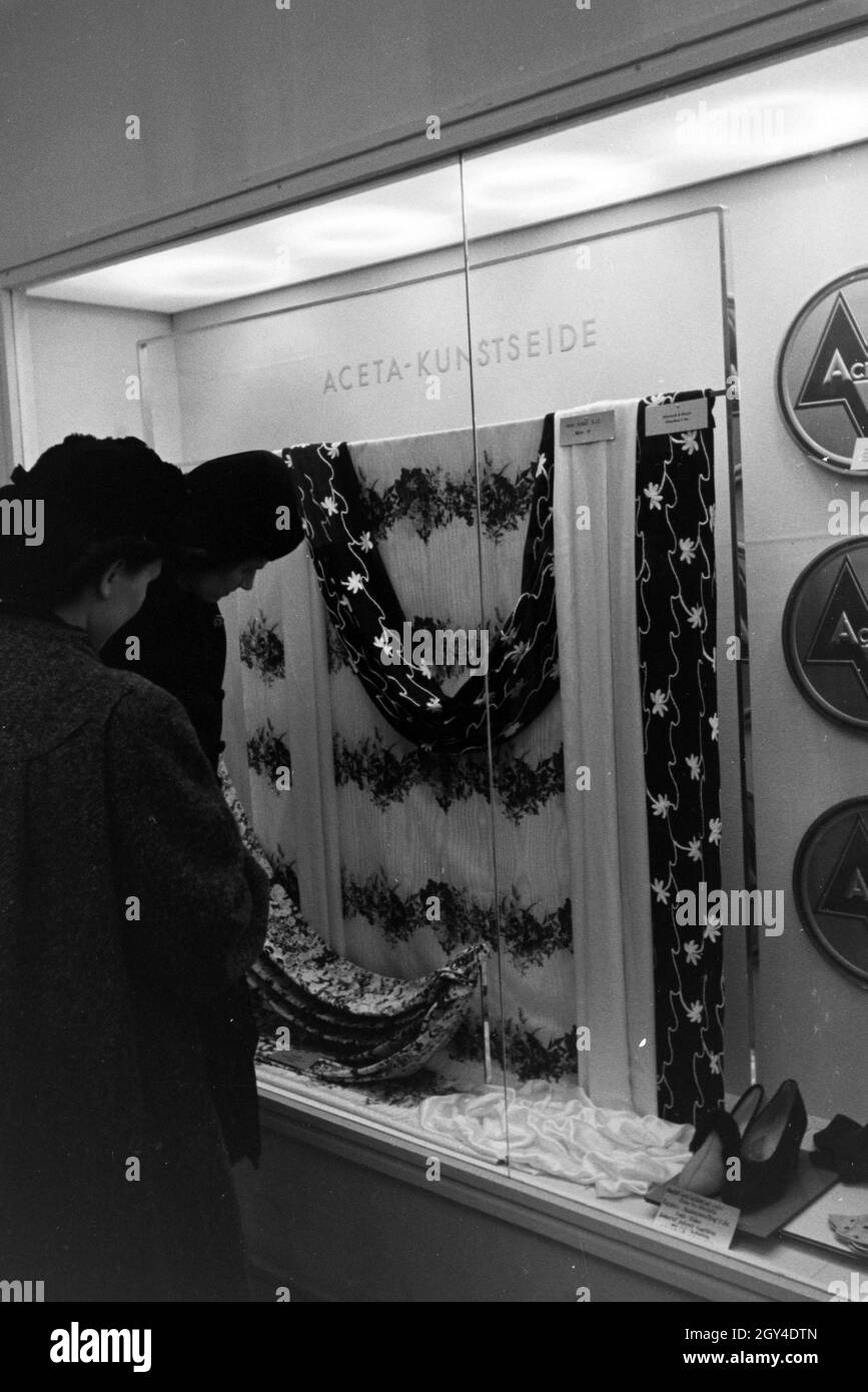 Besucher der Wiener Modewoche, im Haus der Mode 'Palais Lobkowitz', vor einem Schaukasten mit Aceta-Kunstseide; Deutschland 1940er Jahre. I visitatori della settimana della moda di Vienna, nella casa della moda 'Palais Lobkowitz', di fronte ad una vetrina con seta artificiale Aceta; Germania 1940. Foto Stock